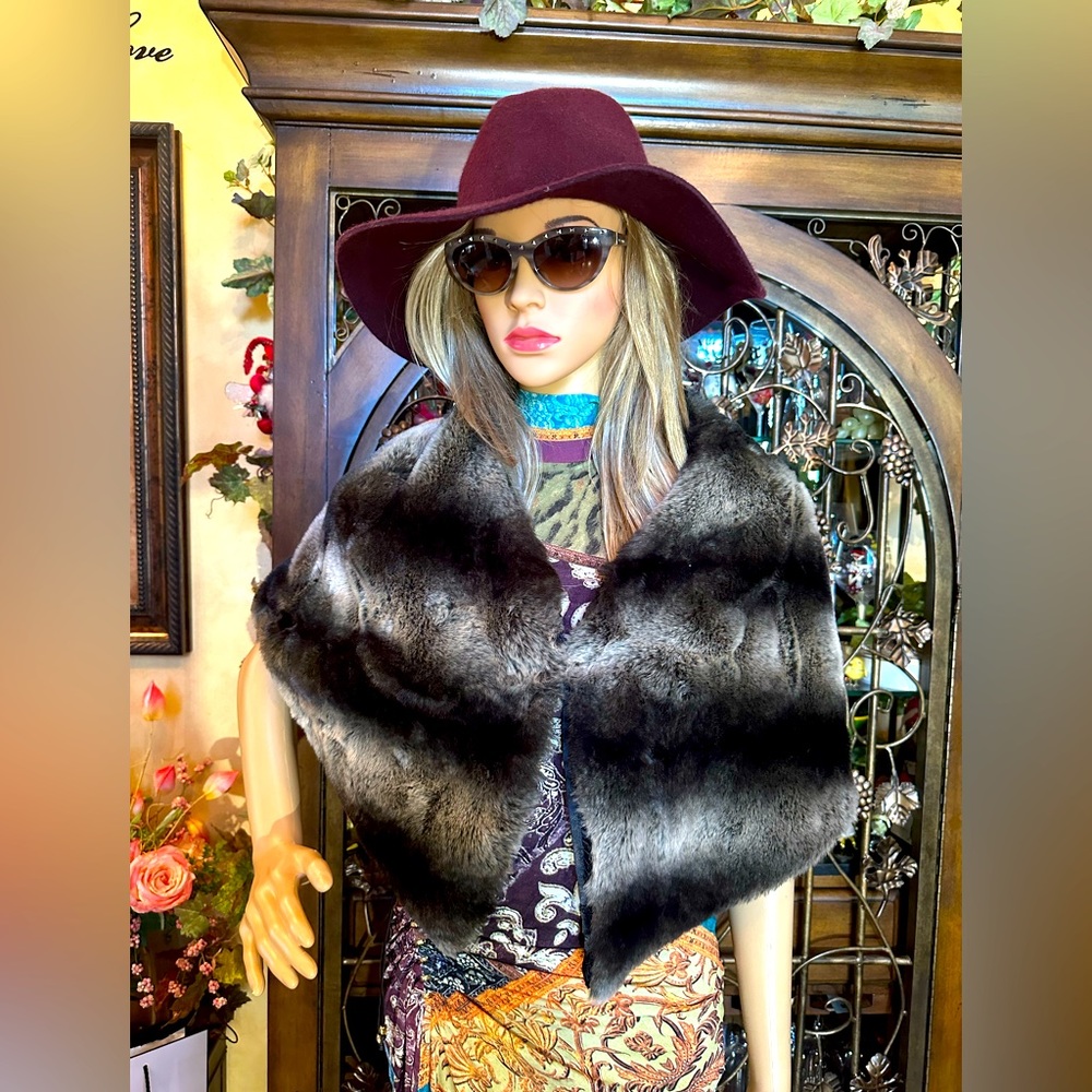 Beautiful Cache Faux Fur Stole Wrap - Picture 2 of 5
